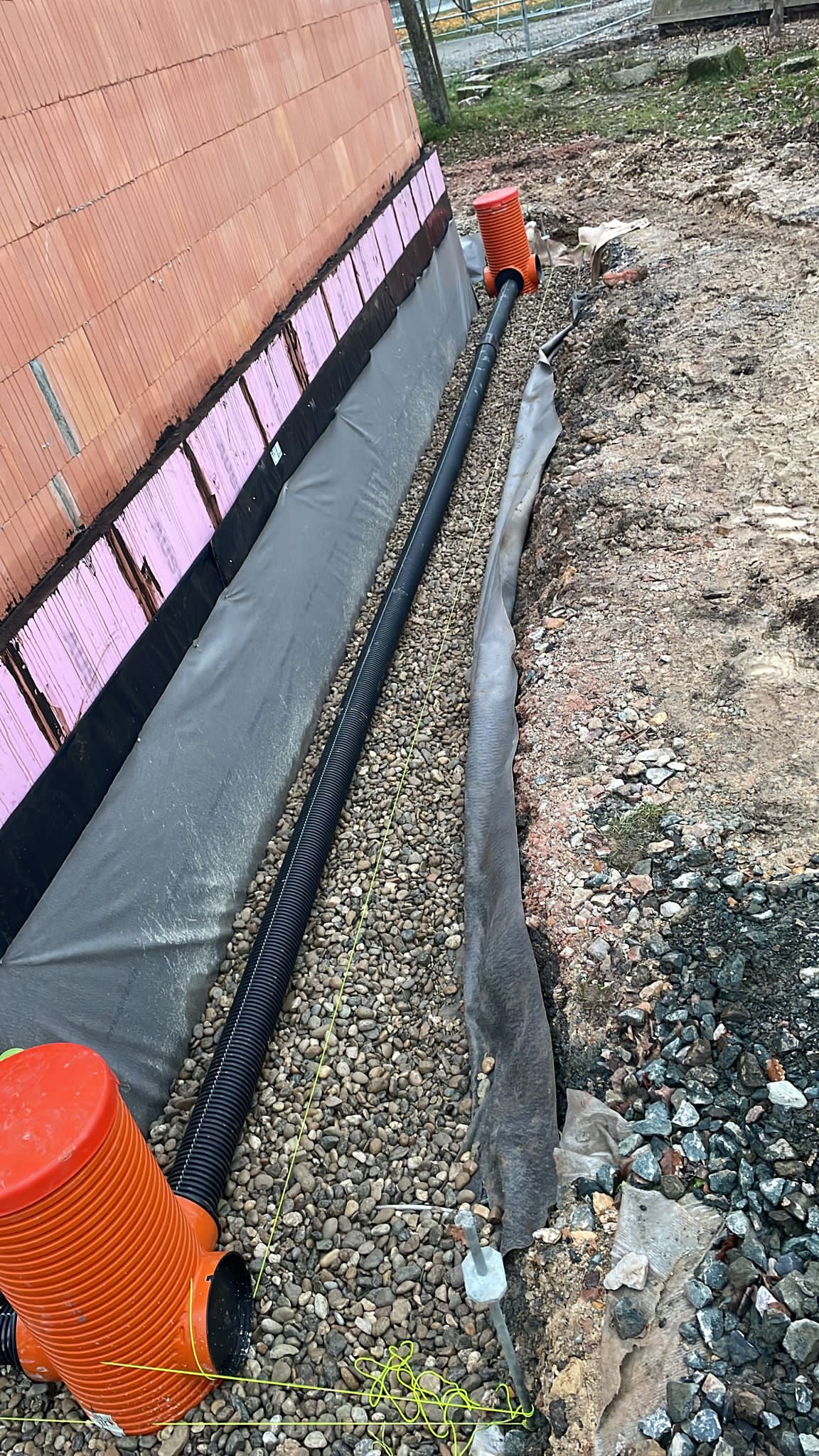 Gebäudeabdichtung, Dränage, Drainage Keller, Drainage Haus, Drainage außen am Haus, Drainage selber machen, Drainage nachträglich einbauen, Drainage Kosten, Drainage Pflicht, Drainage Normen (DIN 4095, Frankfurt, Referenzen, Frankfurt, Offenbach am Main, Bad Homburg, Oberursel, Bad Nauheim, Friedberg, Bad Vilbel, Karben, Eschborn, Kronberg, Königstein, Bad Soden sowie im Hochtaunuskreis, Wetteraukreis und im gesamten Rhein-Main Gebiet. Dränagearbeiten Neubau Frankfurt am Main – Suppro GmbH Bauunternehmen