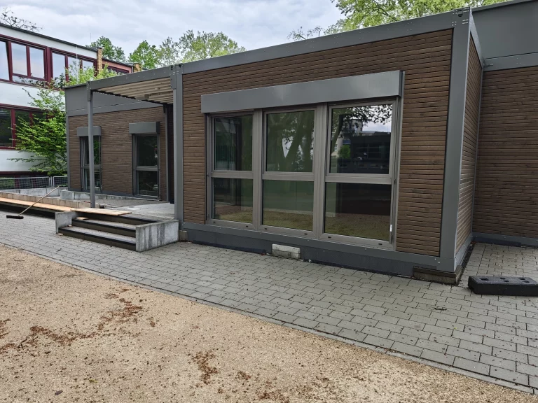 Fertiggestellte Mensa-Containeranlage mit Holzfassade an der Uhlandschule Frankfurt – Suppro GmbH Abschlussarbeiten