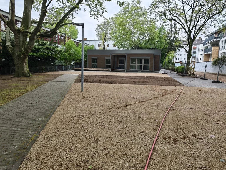 Fertiggestellte Mensaanlage und Außenanlagen an der Uhlandschule Frankfurt – Suppro GmbH Abschlussarbeiten