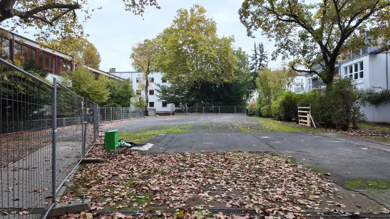 „Bauvorbereitung Uhlandschule Frankfurt – abgesperrter Schulhofbereich vor Beginn der Rohbauarbeiten durch Suppro GmbH“
