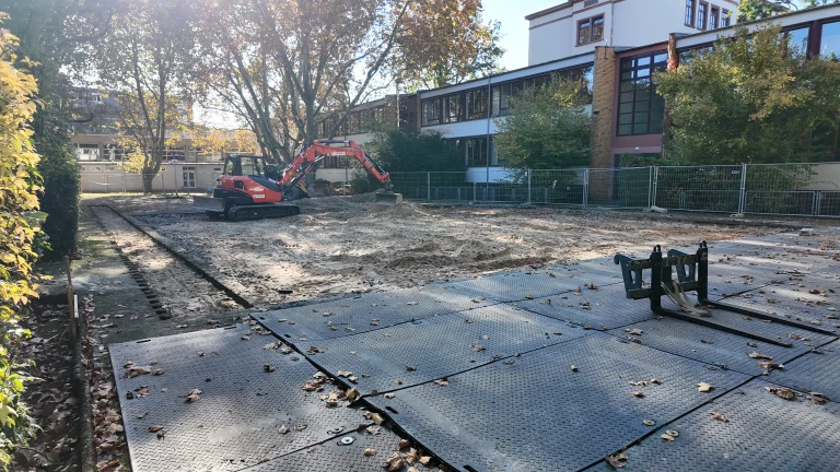 Rohbauarbeiten Uhlandschule Frankfurt – Aushub und Baustellensicherung durch Suppro GmbH auf vorbereiteter Schulhoffläche