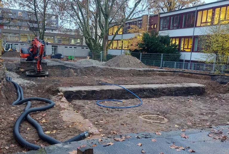Medienerschließung und Baugrubenvorbereitung an der Uhlandschule Frankfurt – Rohbauarbeiten und Tiefbau durch Suppro GmbH
