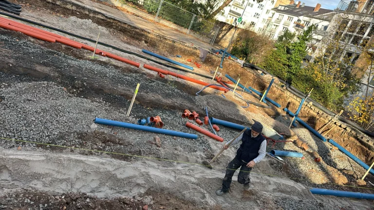 Medienerschließung an der Uhlandschule Frankfurt – Verlegung von Rohrleitungen durch Suppro GmbH