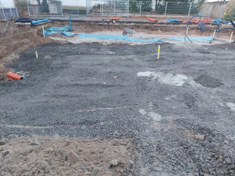 Verdichtete Schottertragschicht an der Uhlandschule Frankfurt – Bauvorbereitung für Containerfundamente durch Suppro GmbH