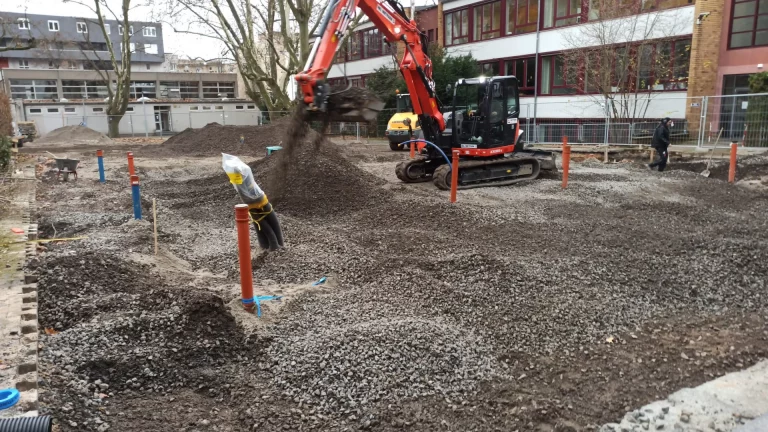 Verdichten der Schottertragschicht an der Uhlandschule Frankfurt – Rohbauarbeiten durch Suppro GmbH