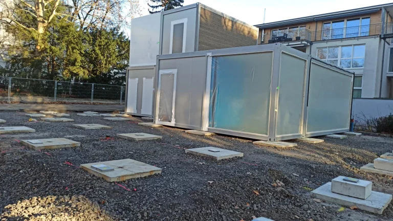 Aufstellung erster Container für Mensaanlage an der Uhlandschule Frankfurt – Fundamentplatten und Modulbau Suppro GmbH