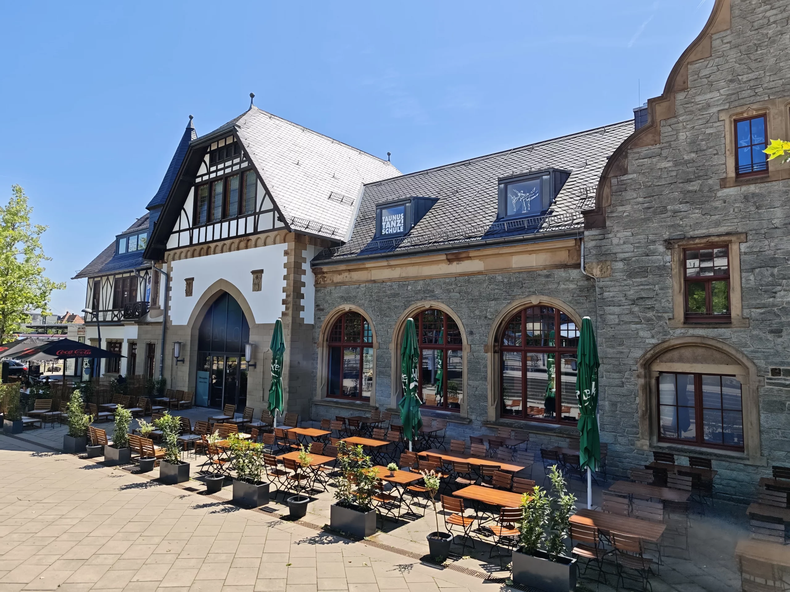 Bahnhofsgebäude Oberursel Taunus TOberursel Suppro GmbH Bauunternehmen Oberursel Sanierung denkmalgeschütztes Gebäude Oberursel Modernisierung Altbau Oberursel Bauprojekte Suppro Oberursel Fachwerkhaus Oberursel Sanierung Gastronomie Oberursel Suppro GmbH Referenzprojekt Altbausanierung Oberursel
