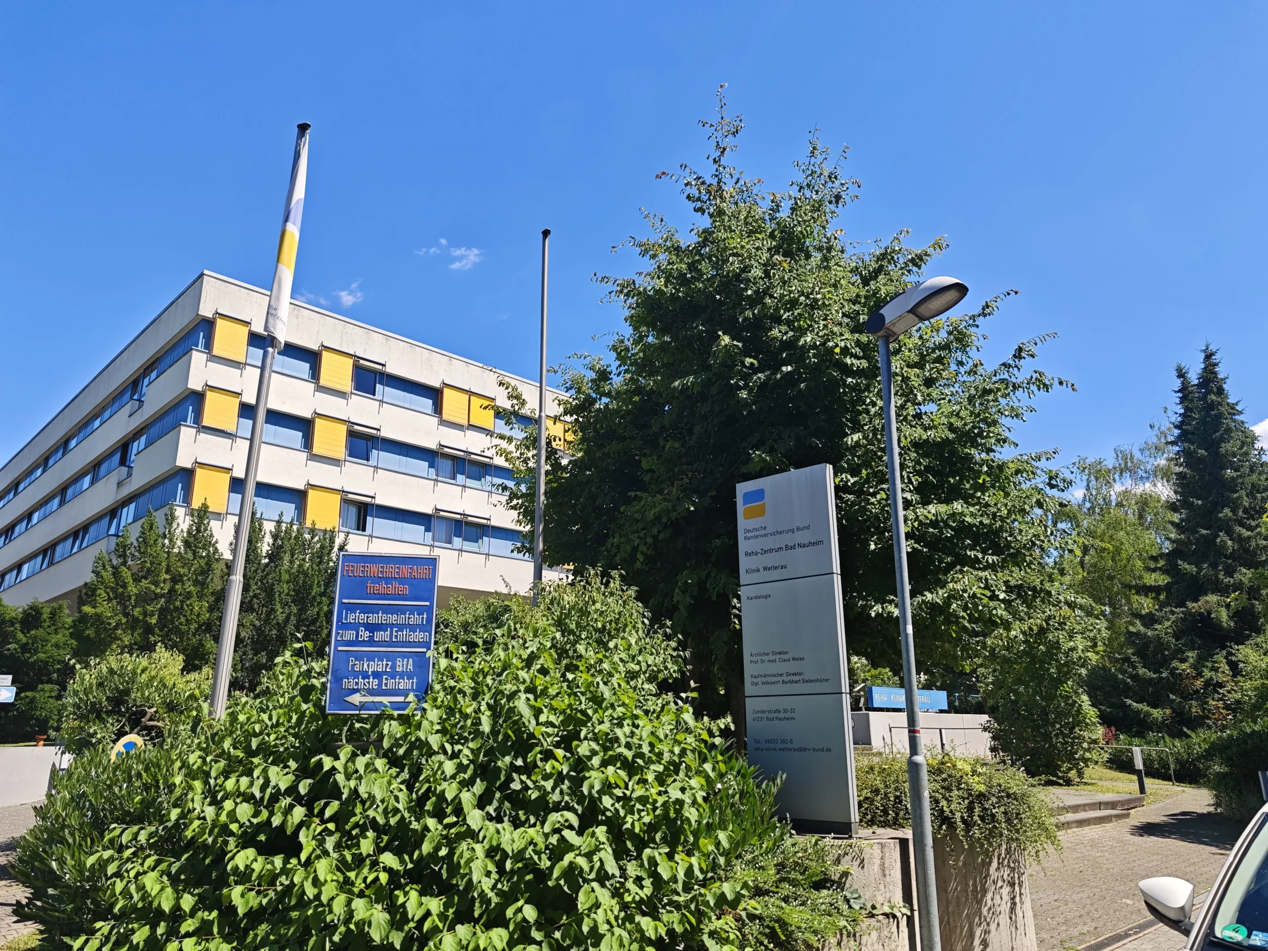 Reha-Zentrum Bad Nauheim, Klinik Taunus – Deutsche Rentenversicherung Bund, Außenaufnahme der Klinik, Eingangsbereich mit Beschilderung und moderner Architektur, Gesundheitszentrum, Kurort, Bad Nauheim, Wetteraukreis, Reha-Maßnahmen, Bauprojekt Suppro GmbH