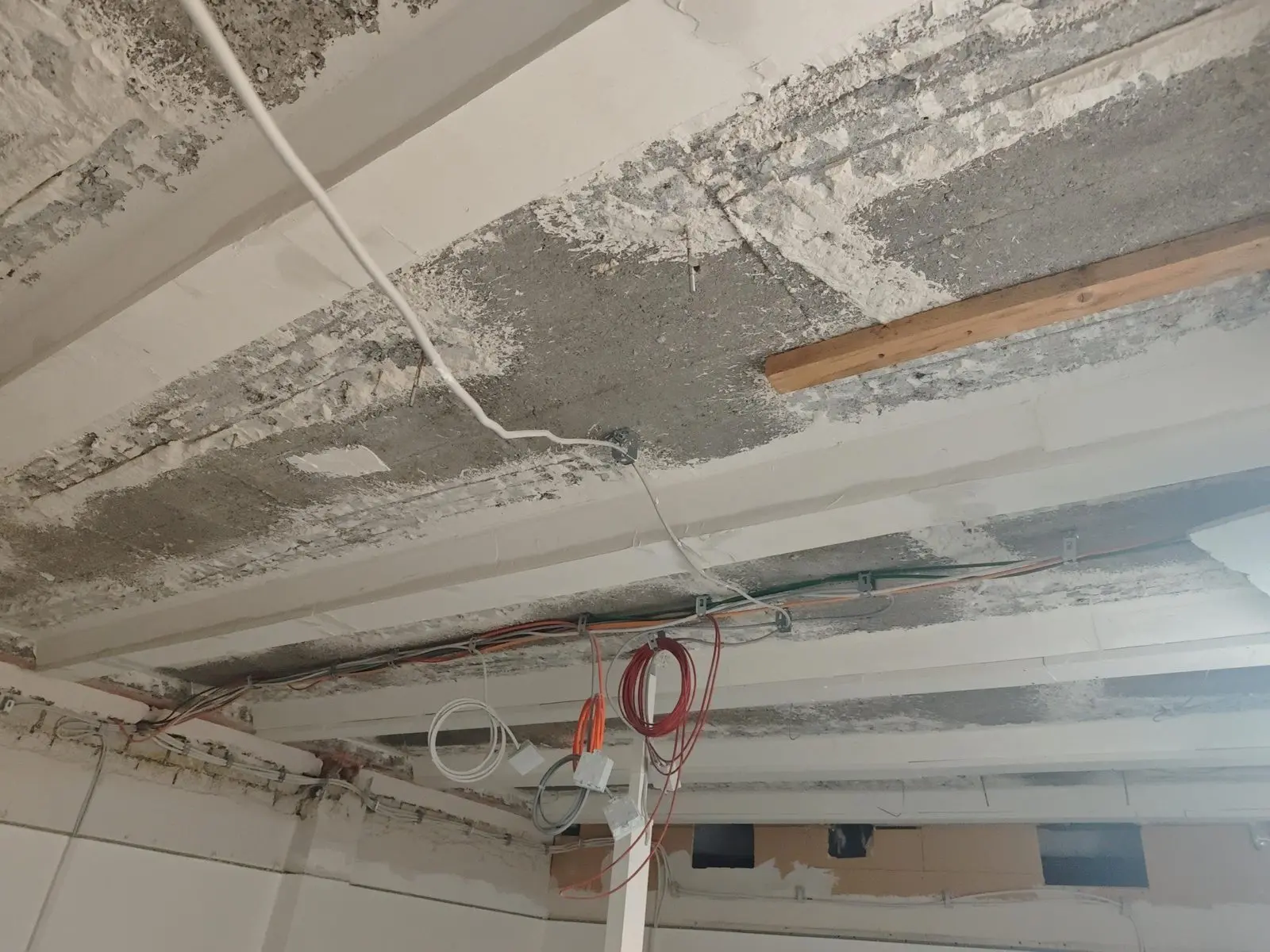 Bekleidete Unterzüge und Deckenränder im Bestand vor Montage der abgehängten Decke