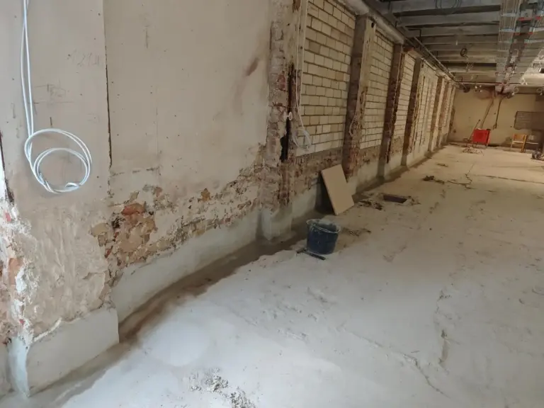 Dichtungskehle am Wand-Boden-Anschluss als Teil der bituminösen Bauwerksabdichtung in einer Rehaklinik in Bad Homburg