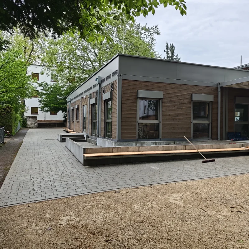 Fertigstellung der Außenanlagen und Mensaanlage an der Uhlandschule Frankfurt – Suppro GmbH Abschlussarbeiten