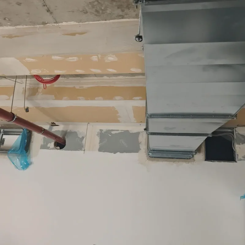 Fertige Abschottung von Lüftungskanal und Abwasserleitung in der Wand, Decke mit Gipsplatten beplankt
