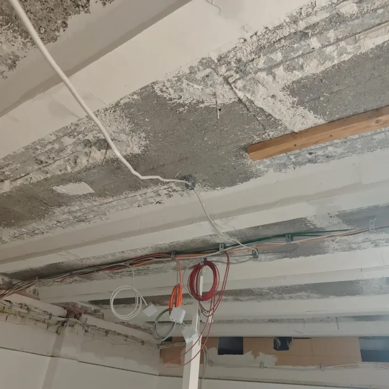 Bekleidete Unterzüge und Deckenränder im Bestand vor Montage der abgehängten Decke