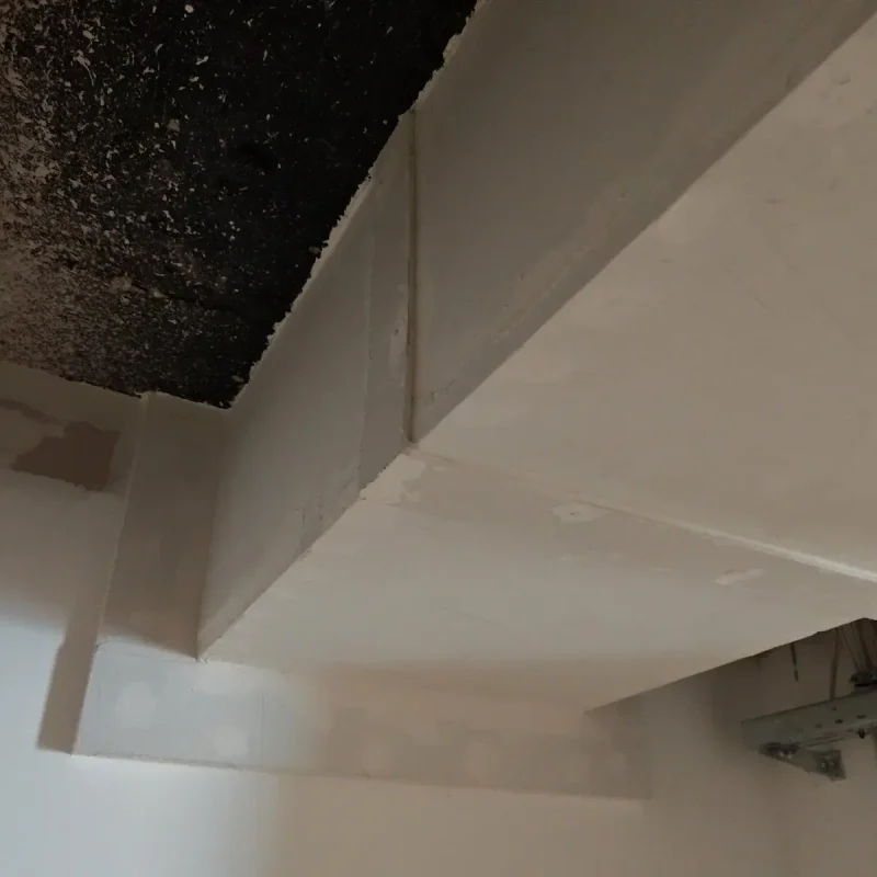 Plattenbekleidung eines Lüftungskanals mit sauber ausgebildetem Deckenanschluss als baulicher Brandschutz im Bestand, Suppro GmbH Bad Homburg