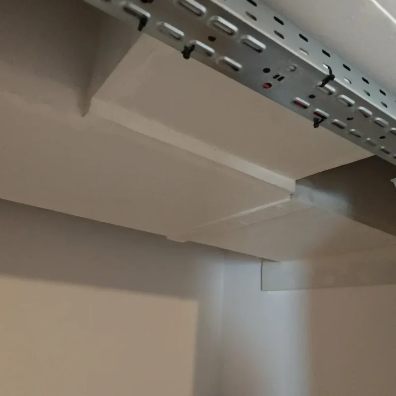 Brandschutzbekleidung eines Lüftungskanals mit Brandschutzplatten unterhalb einer Kabeltrasse im Bestand, ausgeführt von der Suppro GmbH im Rhein-Main-Gebiet