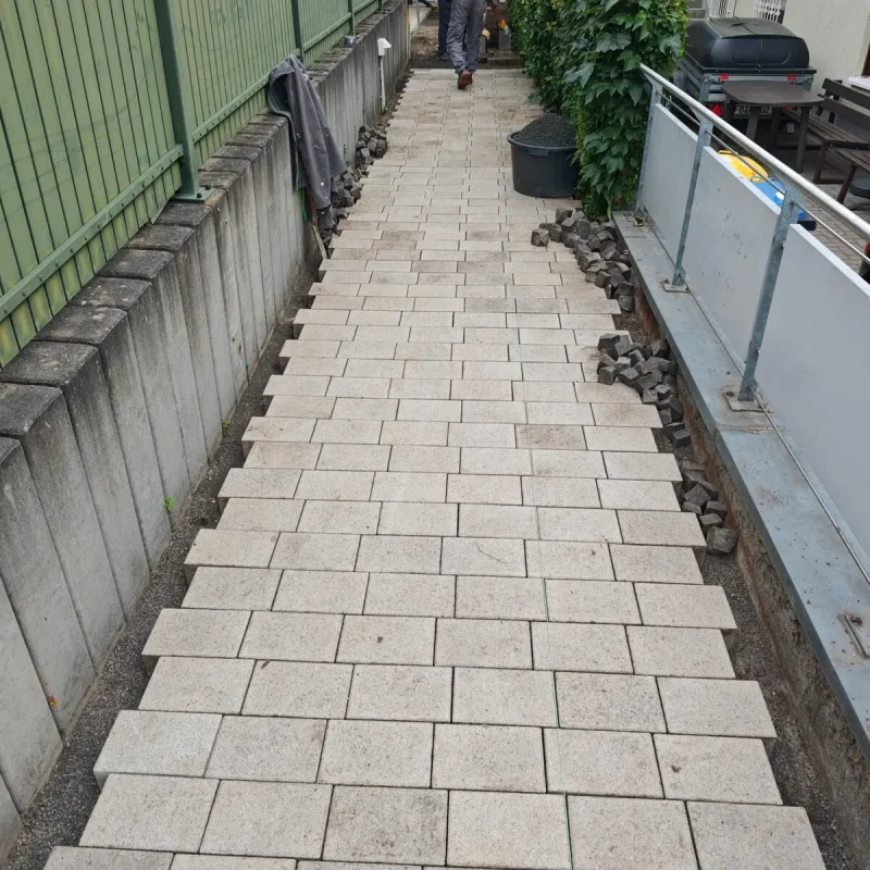 Suppro GmbH verlegt Betonpflaster im Reihenverband für einen Hauszuweg in Bad Vilbel