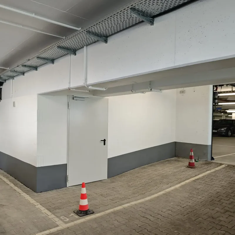 Fertiggestellter Technikraum mit Brandschutztür im Parkhaus Deutsche Leasing AG, Suppro GmbH, Bad Homburg 2025