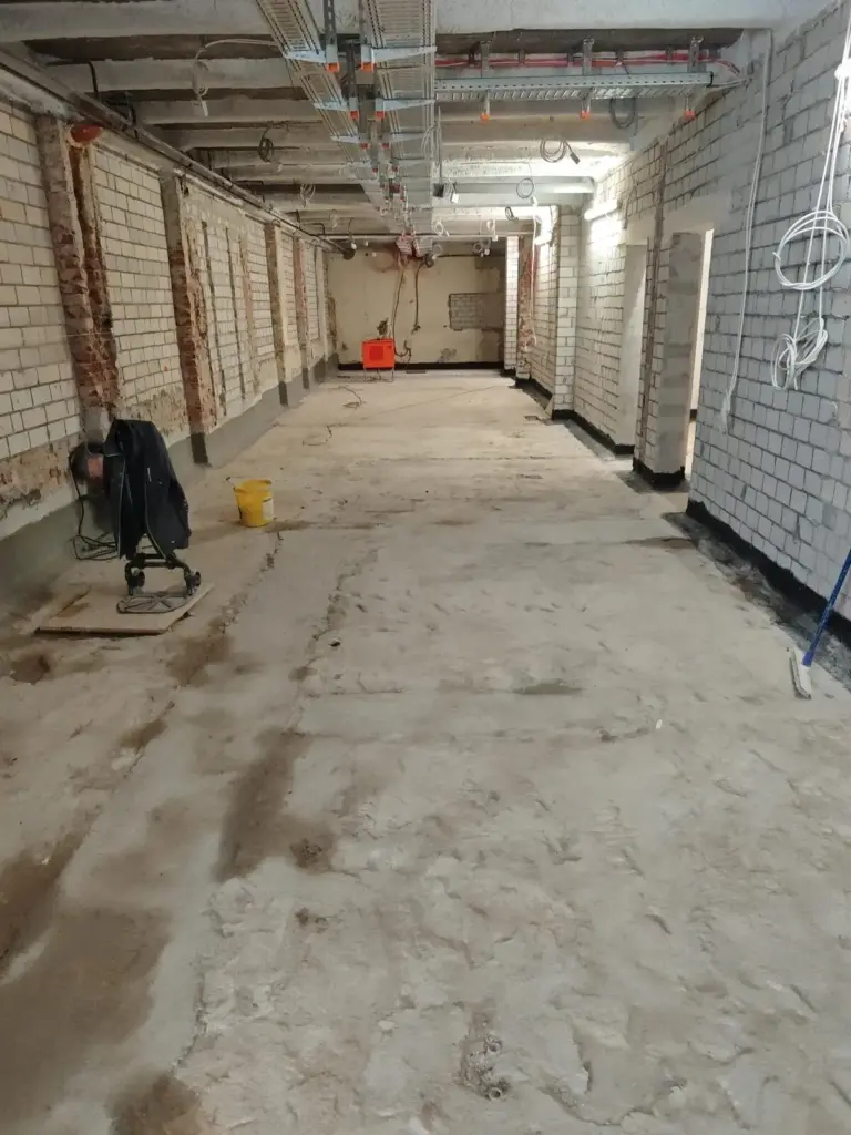 Vorbereiteter Betonuntergrund im Kellergeschoss einer Klinik in Bad Homburg vor Beginn der Abdichtungs- und Estricharbeiten durch die Suppro GmbH