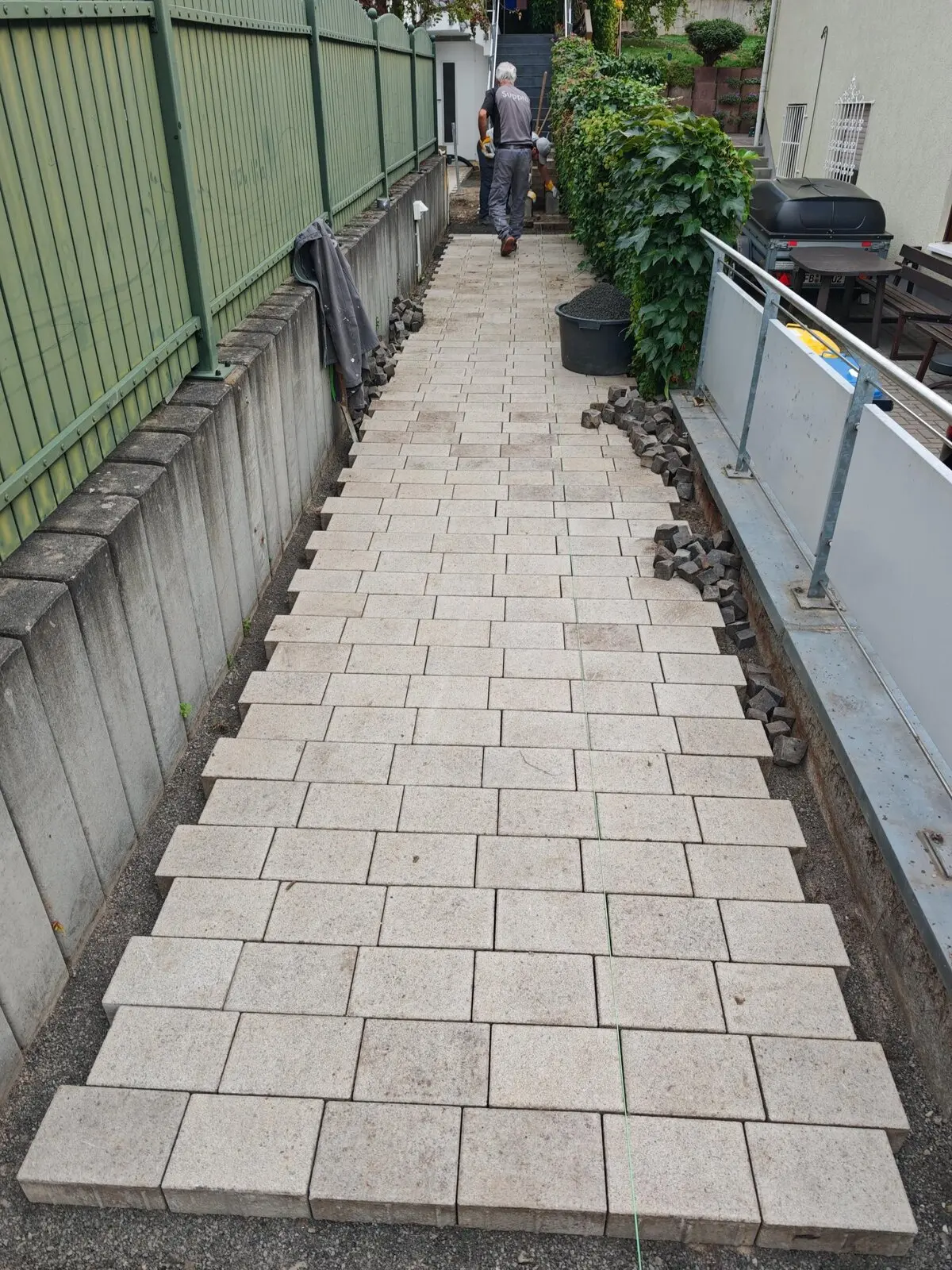 Suppro GmbH verlegt Betonpflaster im Reihenverband für einen Hauszuweg in Bad Vilbel