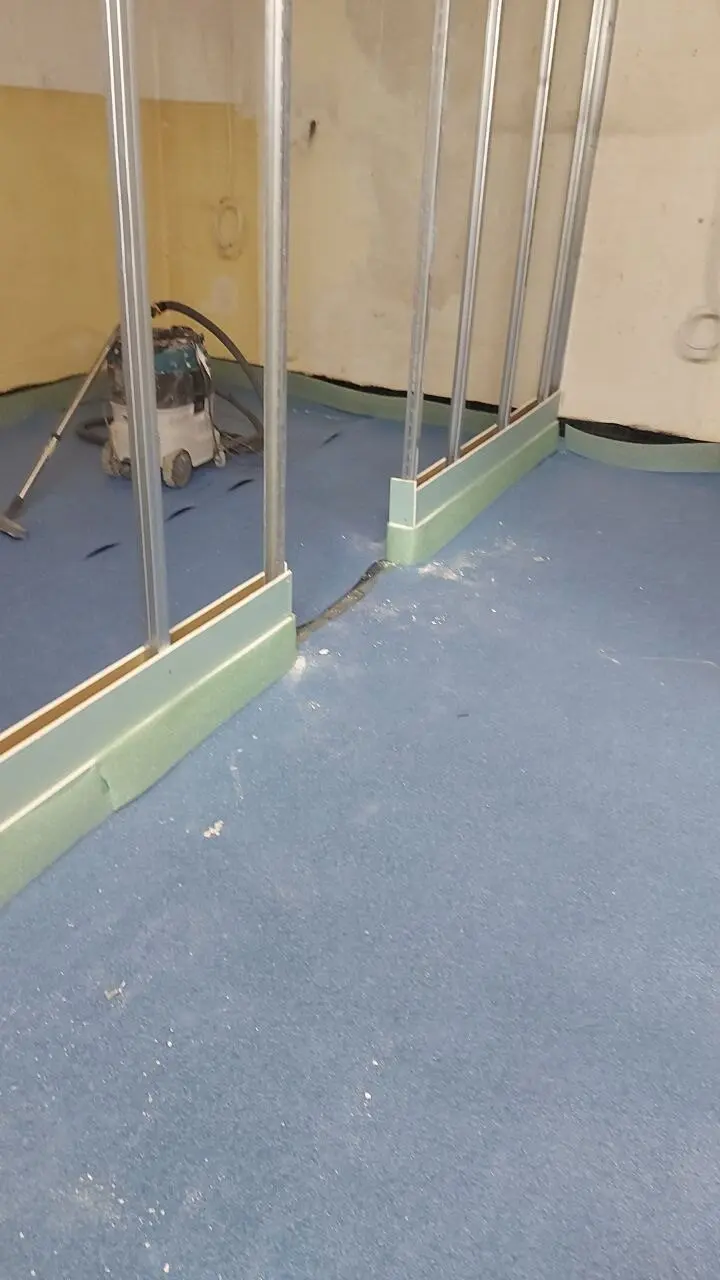 Randdämmstreifen am Anschluss von Estrich und Ständerwand in einem Klinikgebäude in Bad Homburg