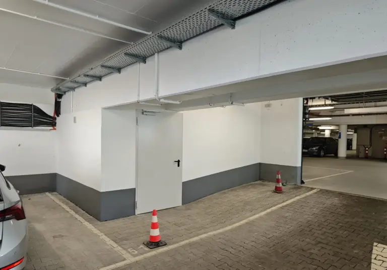 Fertiggestellter Technikraum mit Brandschutztür im Parkhaus Deutsche Leasing AG, Suppro GmbH, Bad Homburg 2025