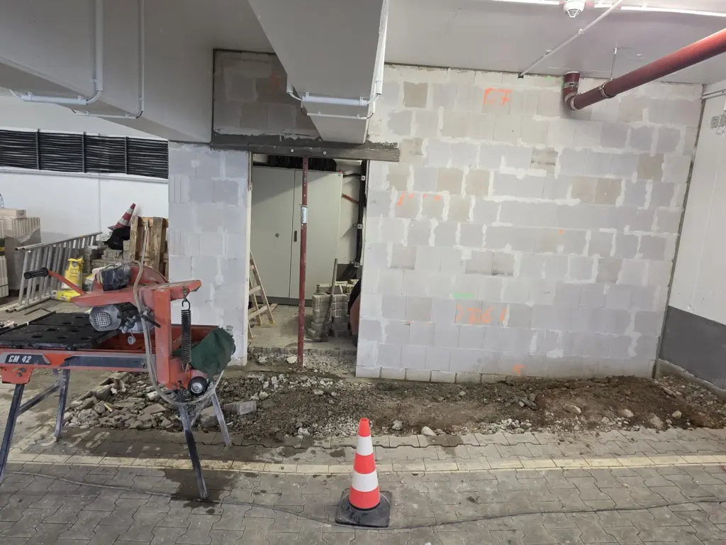Rohbauwand mit Türöffnung für Technikraum im Parkhaus Deutsche Leasing AG, Suppro GmbH, Bad Homburg 2025