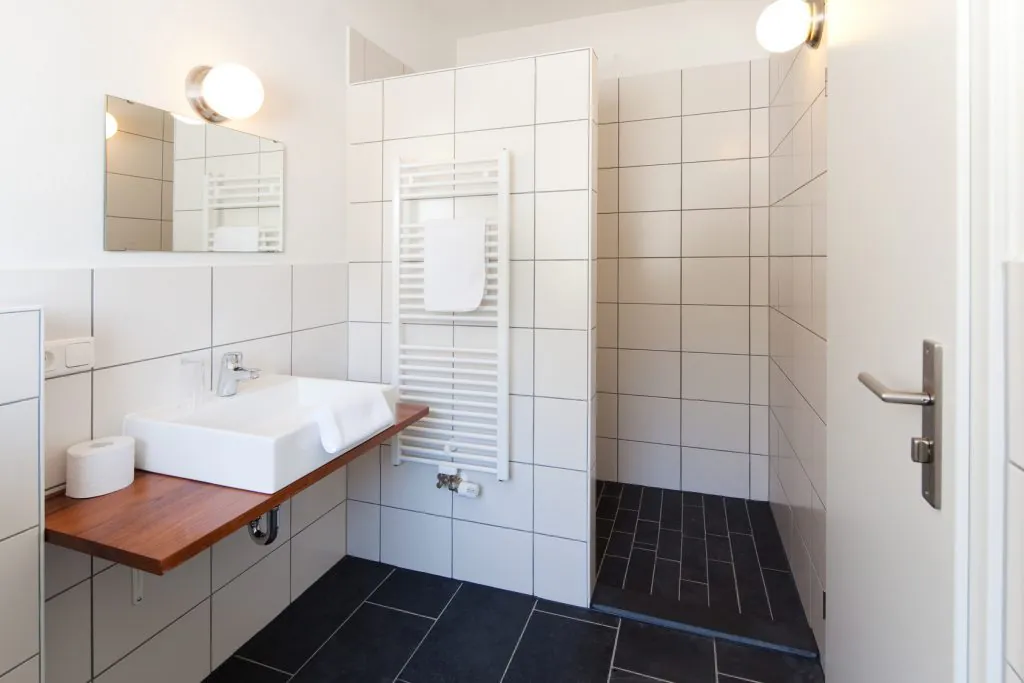 Modernes Badezimmer nach Badsanierung in einer Privatwohnung in Frankfurt – Fliesenarbeiten, Waschbecken und Dusche