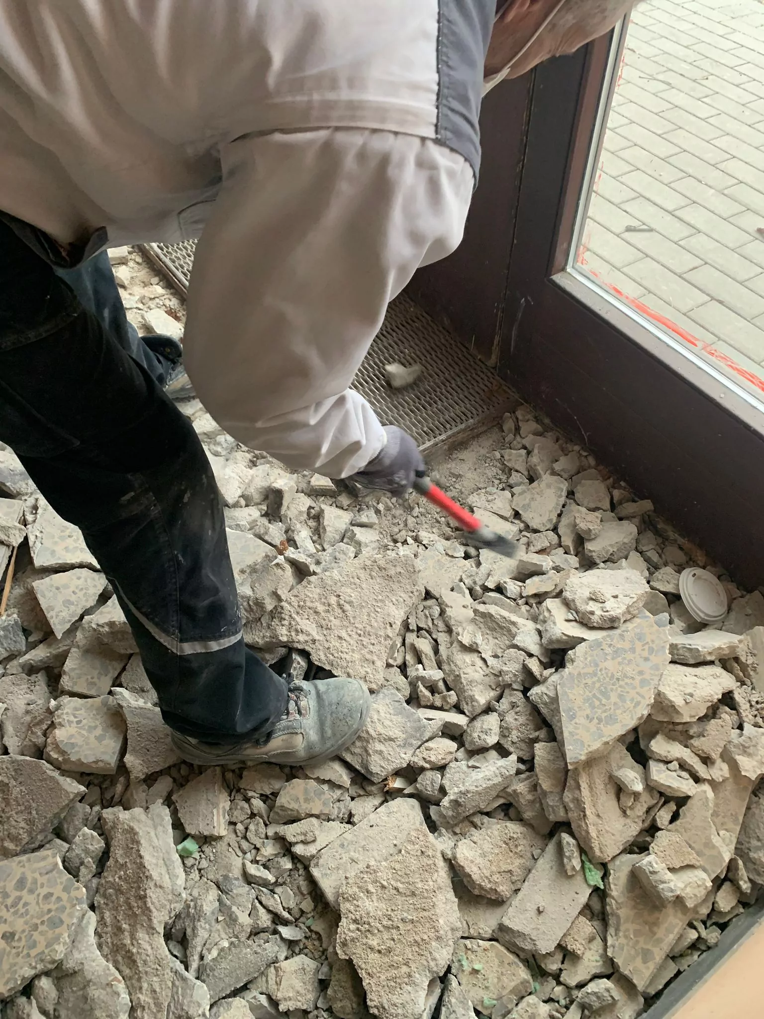 Abbrucharbeiten Estrich in Steinbach Taunus – Entfernung alter Bodenbeläge durch Suppro GmbH Bauunternehmen