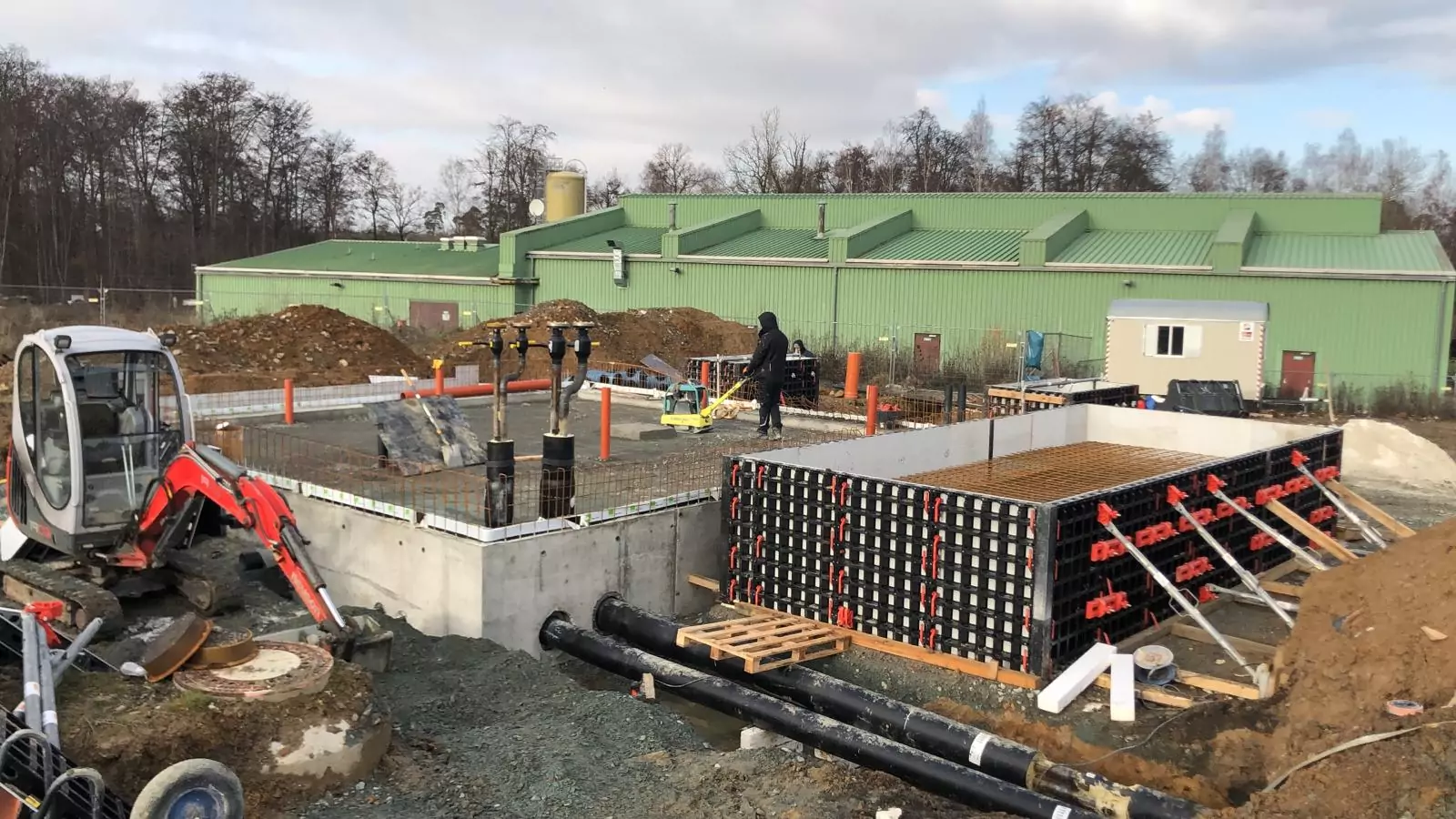 Bild vom Fundament eines Hauses, wo Hochbau gebaut wird.