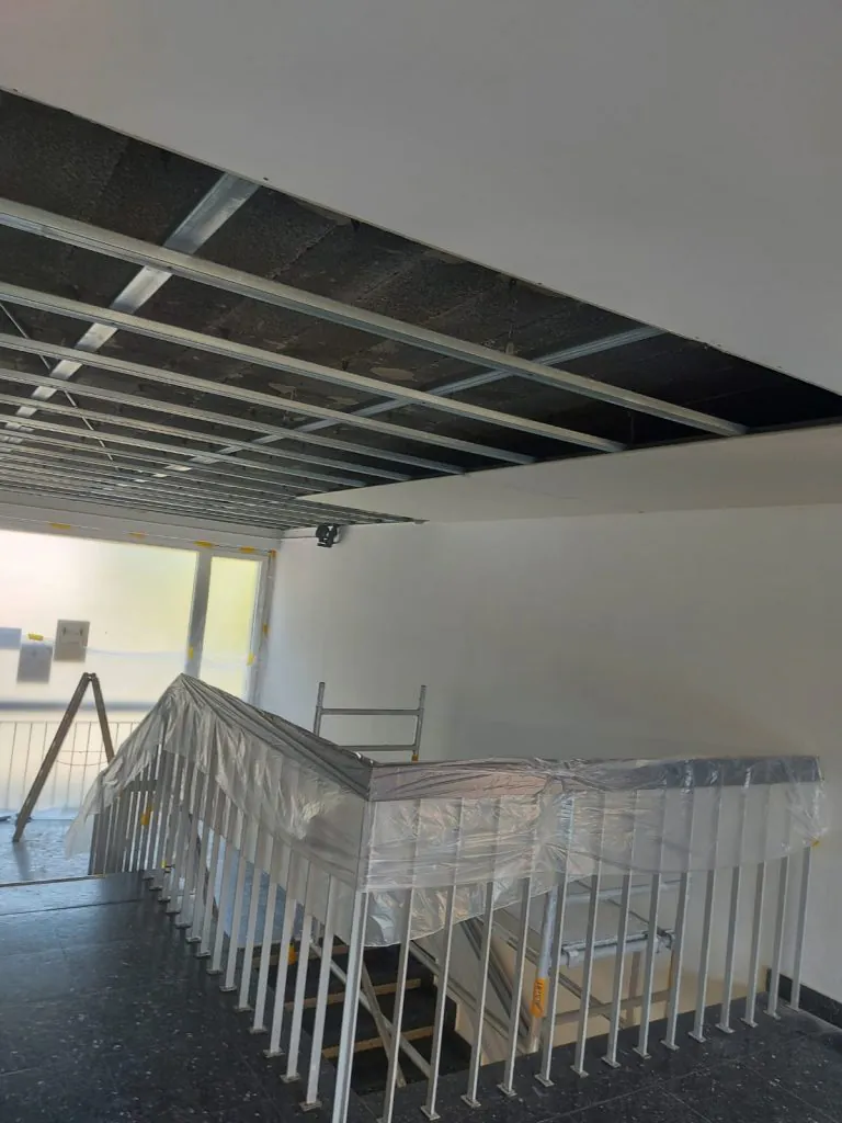 Trockenbauarbeiten Trockenbaudecke Schule Frankfurt Suppro, Frankfurt, Offenbach am Main, Bad Homburg, Oberursel, Bad Nauheim, Friedberg, Bad Vilbel, Karben, Eschborn, Kronberg, Königstein, Bad Soden, Friedrichsdorf, Usingen sowie im Hochtaunuskreis, Wetteraukreis und im gesamten Rhein-Main Gebiet. Trockenbau und Deckenunterkonstruktion in der Leibnizschule Frankfurt – Suppro GmbH Bauunternehmen, Sanierung und Modernisierung im Schulgebäude