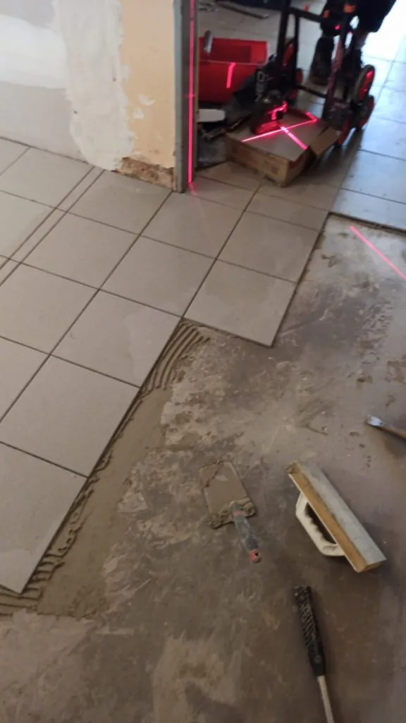 Fliesenverlegung und Sanierung durch Suppro GmbH – Bauunternehmen für professionelle Fliesenarbeiten, Innenausbau und Modernisierung in Frankfurt, Offenbach, Friedrichsdorf, Bad Homburg, Oberursel und im gesamten Rhein-Main-Gebiet