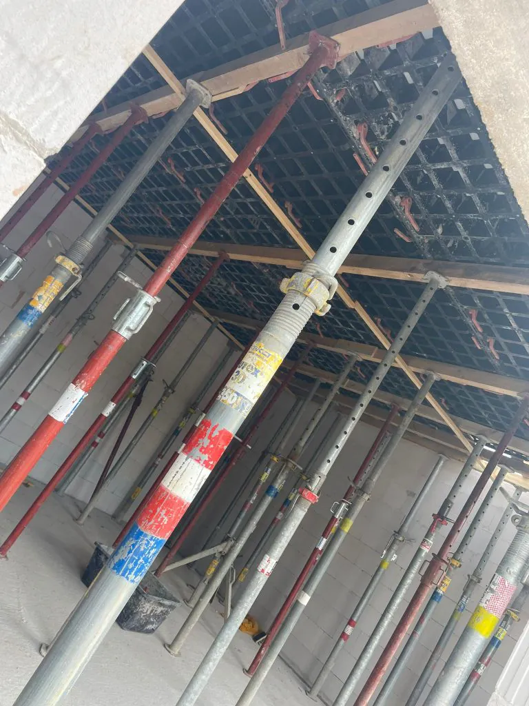 Rohbau Stützen Baustelle Suppro, Baufirma, Bauunternehmen, Rohbau, Sanierung, Referenzen, Frankfurt, Offenbach am Main, Bad Homburg, Oberursel, Bad Nauheim, Friedberg, Bad Vilbel, Karben, Eschborn, Kronberg, Königstein, Bad Soden sowie im Hochtaunuskreis, Wetteraukreis und im gesamten Rhein-Main Gebiet.