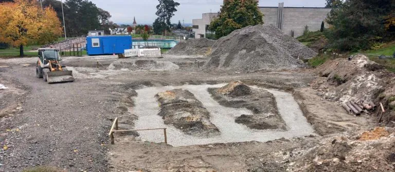 Refernzen,Aushub Schwimmbecken Unterbau Freibad Oberursel; Referenzen, Frankfurt, Offenbach am Main, Bad Homburg, Oberursel, Bad Nauheim, Friedberg, Bad Vilbel, Karben, Eschborn, Kronberg, Königstein, Bad Soden sowie im Hochtaunuskreis, Wetteraukreis und im gesamten Rhein-Main Gebiet.