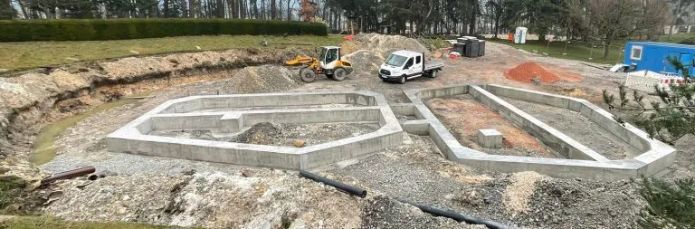 Baufirma, Rohbau,Bau eines Kinderschwimmbecken Oberursel Suppro, Referenzen, Frankfurt, Offenbach am Main, Bad Homburg, Oberursel, Bad Nauheim, Friedberg, Bad Vilbel, Karben, Eschborn, Kronberg, Königstein, Bad Soden, Friedrichsdorf, Usingen sowie im Hochtaunuskreis, Wetteraukreis und im gesamten Rhein-Main Gebiet. Betonfundamente Kinderbecken Taunabad Oberursel – Suppro GmbH Bauunternehmen Baustelle