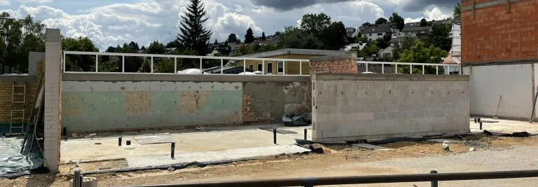 Sanierung eines Gebäude. Kernsanierung Bad Soden, Baufirma, Bauunternehmen, Sanierung, Referenzen, Frankfurt, Offenbach am Main, Bad Homburg, Oberursel, Bad Nauheim, Friedberg, Bad Vilbel, Karben, Eschborn, Kronberg, Königstein, Bad Soden sowie im Hochtaunuskreis, Wetteraukreis und im gesamten Rhein-Main Gebiet.