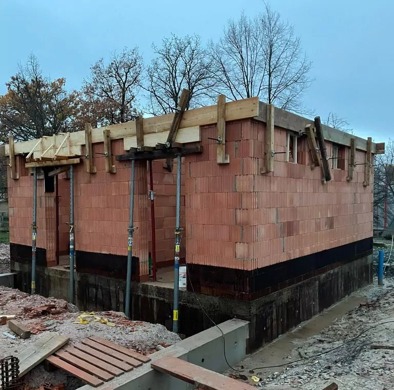 Rohbau, Baufirma, Mauerwerk, Rohbau, Referenzen, Frankfurt, Offenbach am Main, Bad Homburg, Oberursel, Bad Nauheim, Friedberg, Bad Vilbel, Karben, Eschborn, Kronberg, Königstein, Bad Soden, Friedrichsdorf, Usingen sowie im Hochtaunuskreis, Wetteraukreis und im gesamten Rhein-Main Gebiet. Rohbauarbeiten Neubau Suppro GmbH Frankfurt am Main – Bauunternehmen, Hochbau, Abdichtung