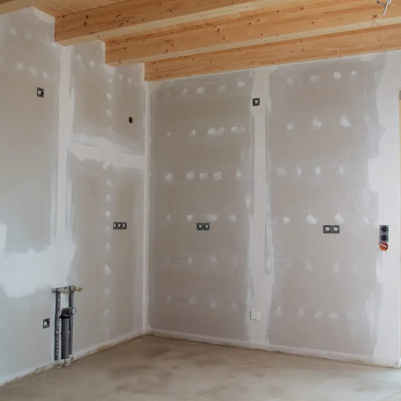 Trockenbau-Innenausbau mit sichtbarer Holzbalkendecke und Installationsvorbereitung, Suppro GmbH, Bauunternehmen