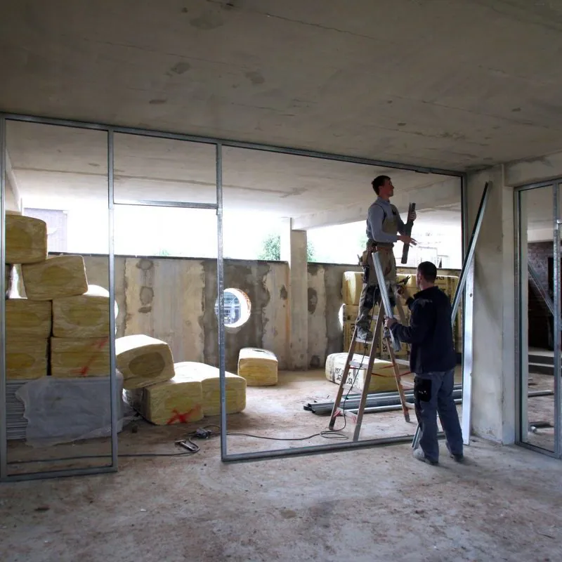 Teamarbeit beim Trockenbau und Einbau von Dämmung in einem öffentlichen Gebäude in Frankfurt, Suppro GmbH, Bauunternehmen