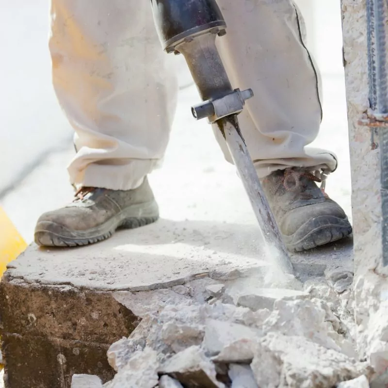 Bausanierung Taunus Abbrucharbeiten für neuen Fliesenboden in Kronberg – Suppro GmbH Bauunternehmen entfernt alten Estrich und Betonboden