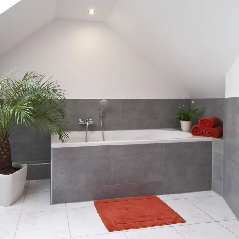 Badsanierung in Oberursel – modernes Badezimmer mit Badewanne und Fliesen von Suppro GmbH