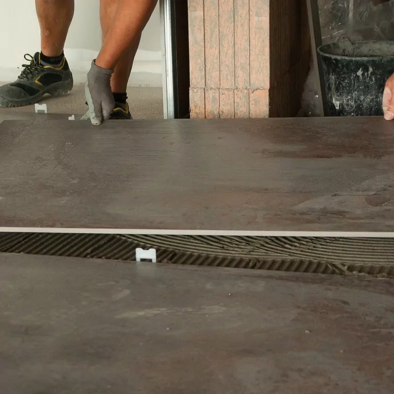 Fliesenleger, Verlegung großformatiger Fliesen im Bad Homburg – Suppro GmbH Bauunternehmen, Fliesenarbeiten für Badezimmer und Wohnräume